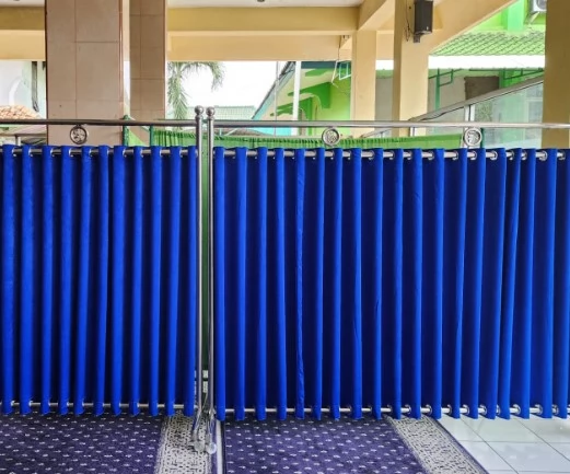 Pembatas sholat wanita di masjid terbuat dari stainless